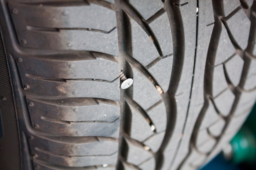 clou métallique dans un pneu de voiture