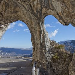 arches rocheuses naturelles sur la route de montagne de provence