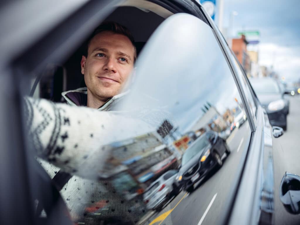 homme au volant de sa voiture