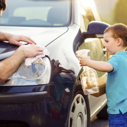 Apprenez à vos enfants comment entretenir une voiture