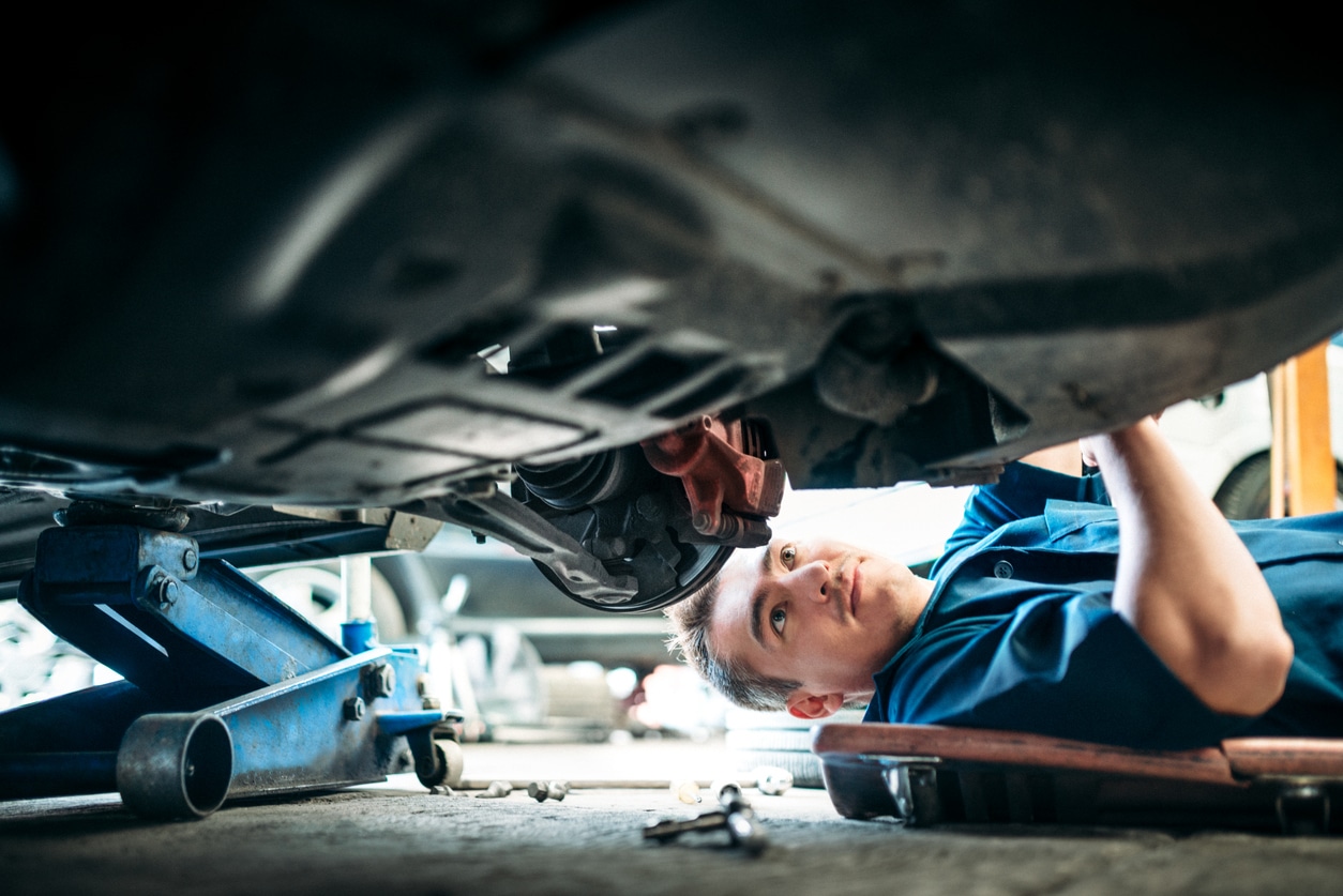 Pourquoi ma voiture sent-elle les œufs pourris ? Comment je le répare?