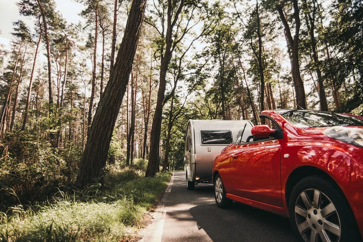 bil og campingvogn kørsel