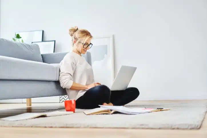  femme sur ordinateur portable