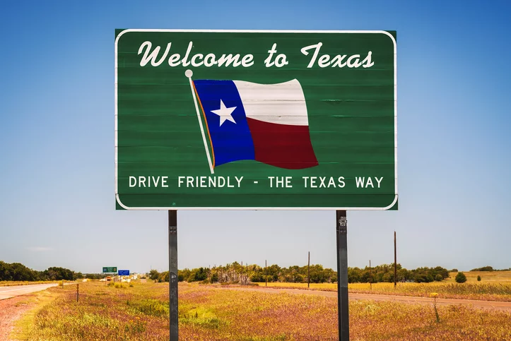 Eyalet sınırındaki Teksas eyalet yolu tabelasına hoş geldiniz