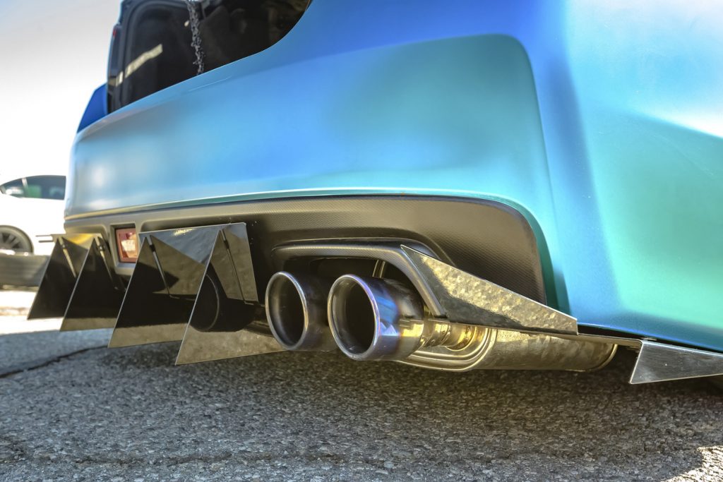 Dual exhaust pipes on custom car