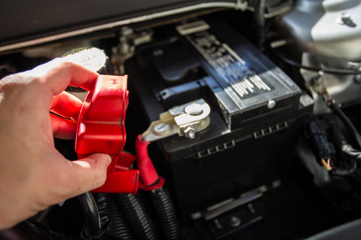 So reinigen Sie die elektrischen Teile Ihres Autos