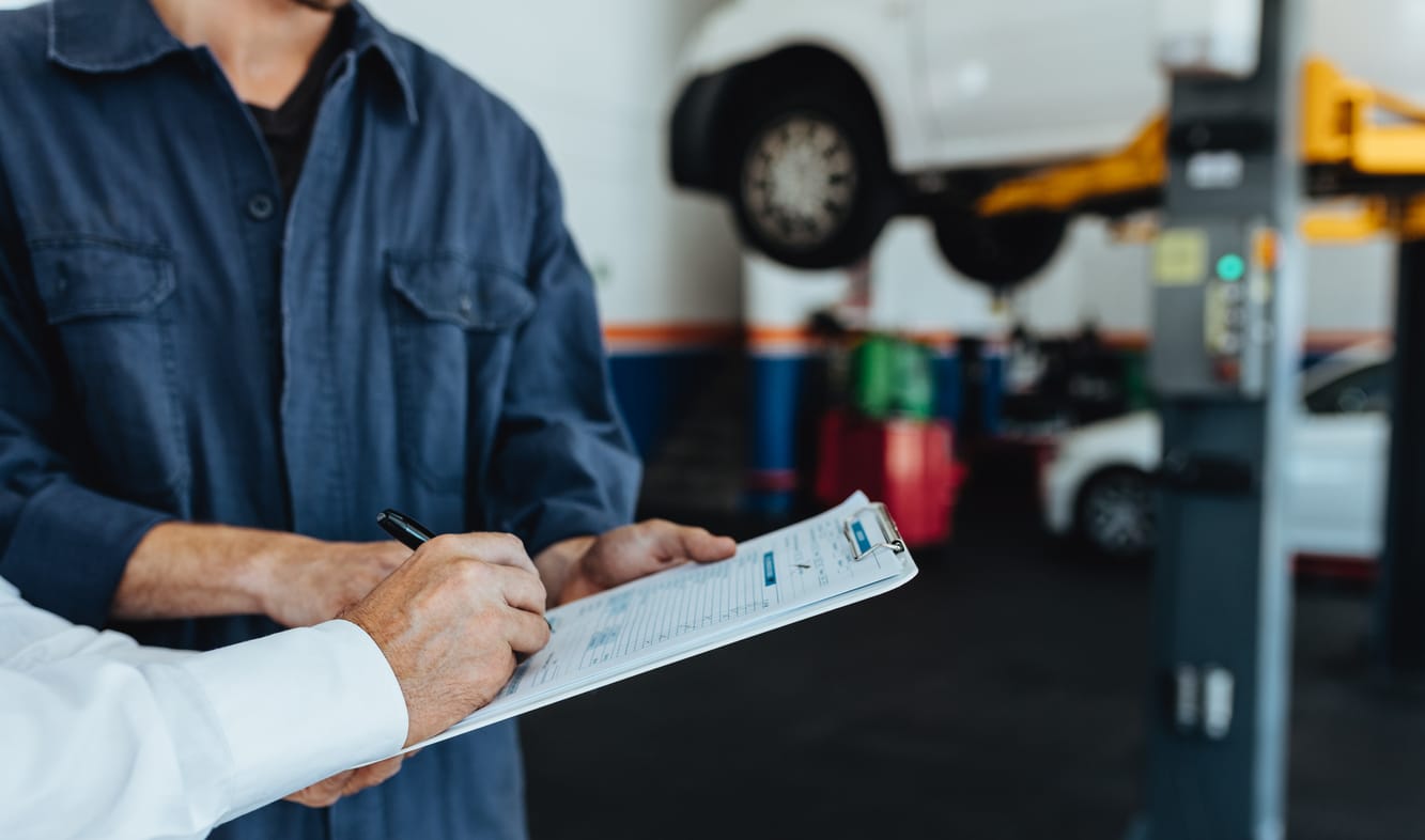 Wie Sie Rechnungen für Ihr Autoreparaturgeschäft organisieren können
