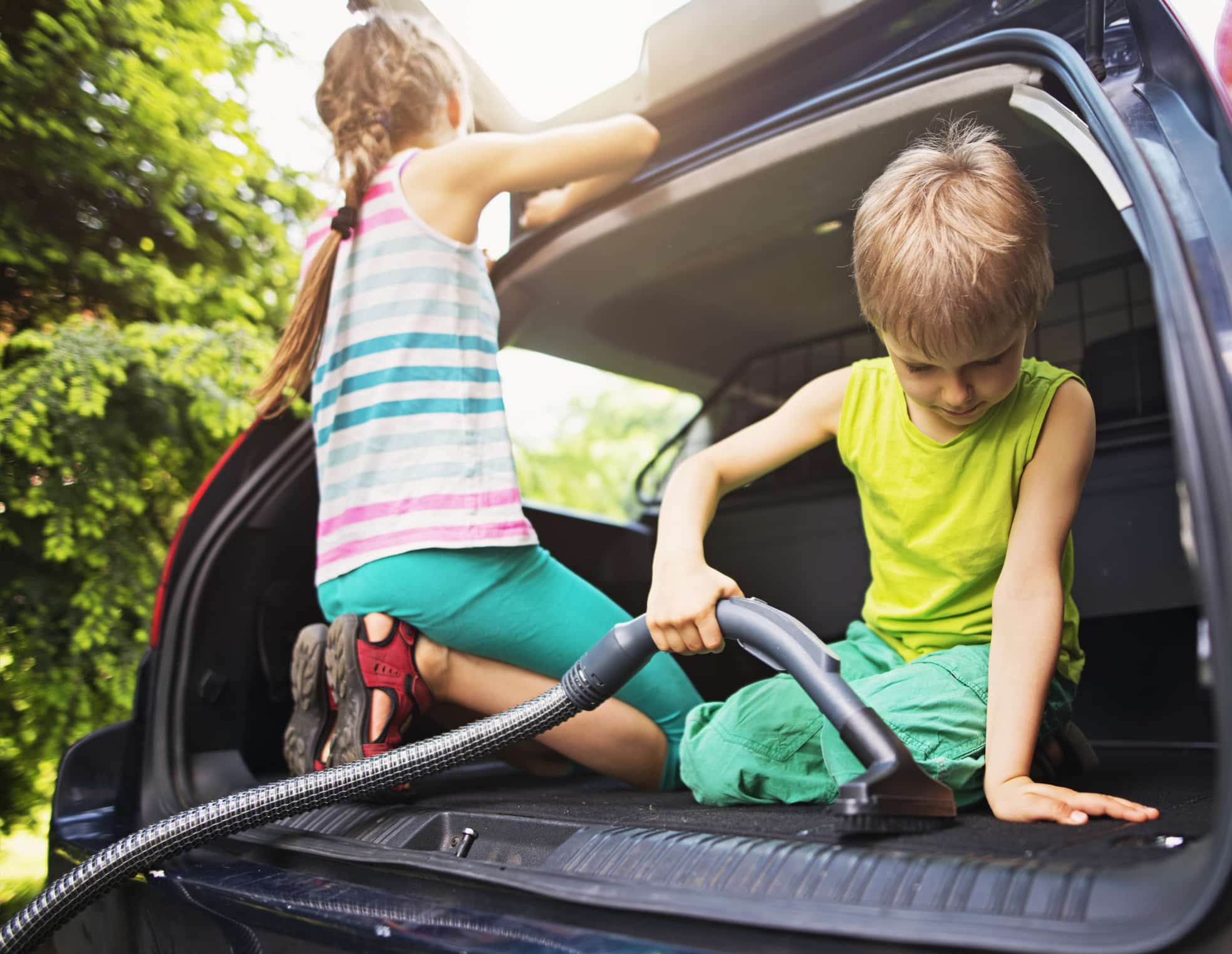 Comment nettoyer un intérieur de voiture sale après les vacances d&rsquo;été ?
