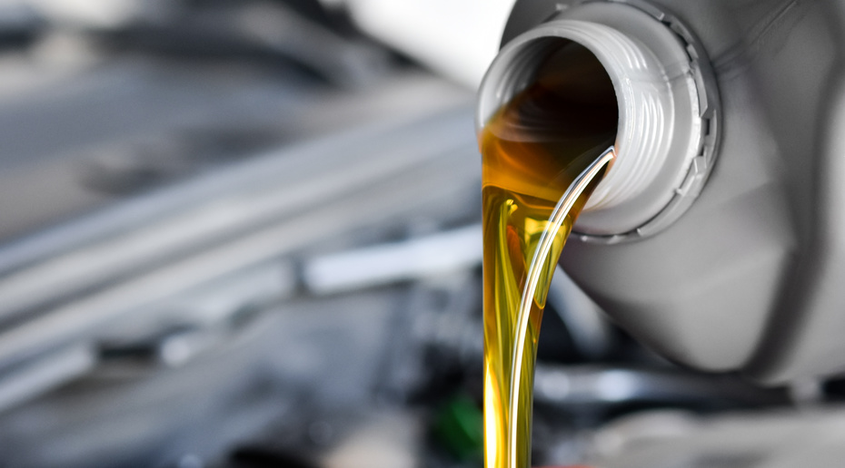 filling-car-engine-oil